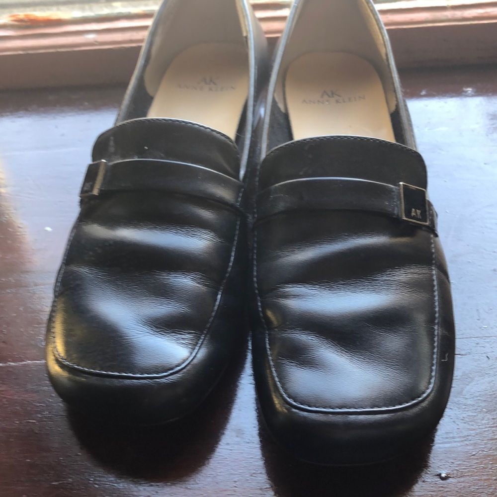 Ann Klein leather loafers in size 6M EUC black with AK logo in gold on strap - Picture 3 of 16